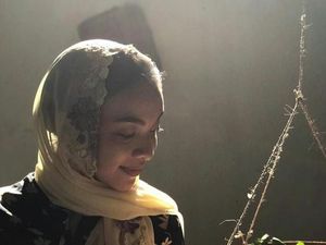 Bergaya Hidup Sehat, Ini Dia Gaya Tika Bravani Saat Minum Jus