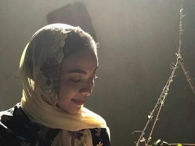 Bergaya Hidup Sehat, Ini Dia Gaya Tika Bravani Saat Minum Jus