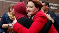 Aksener disambut pelukan pendukungnya. 