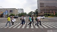 Aksi Tamasya Trotoar Kita dilakukan di sepanjang Jalan MH Thamrin.