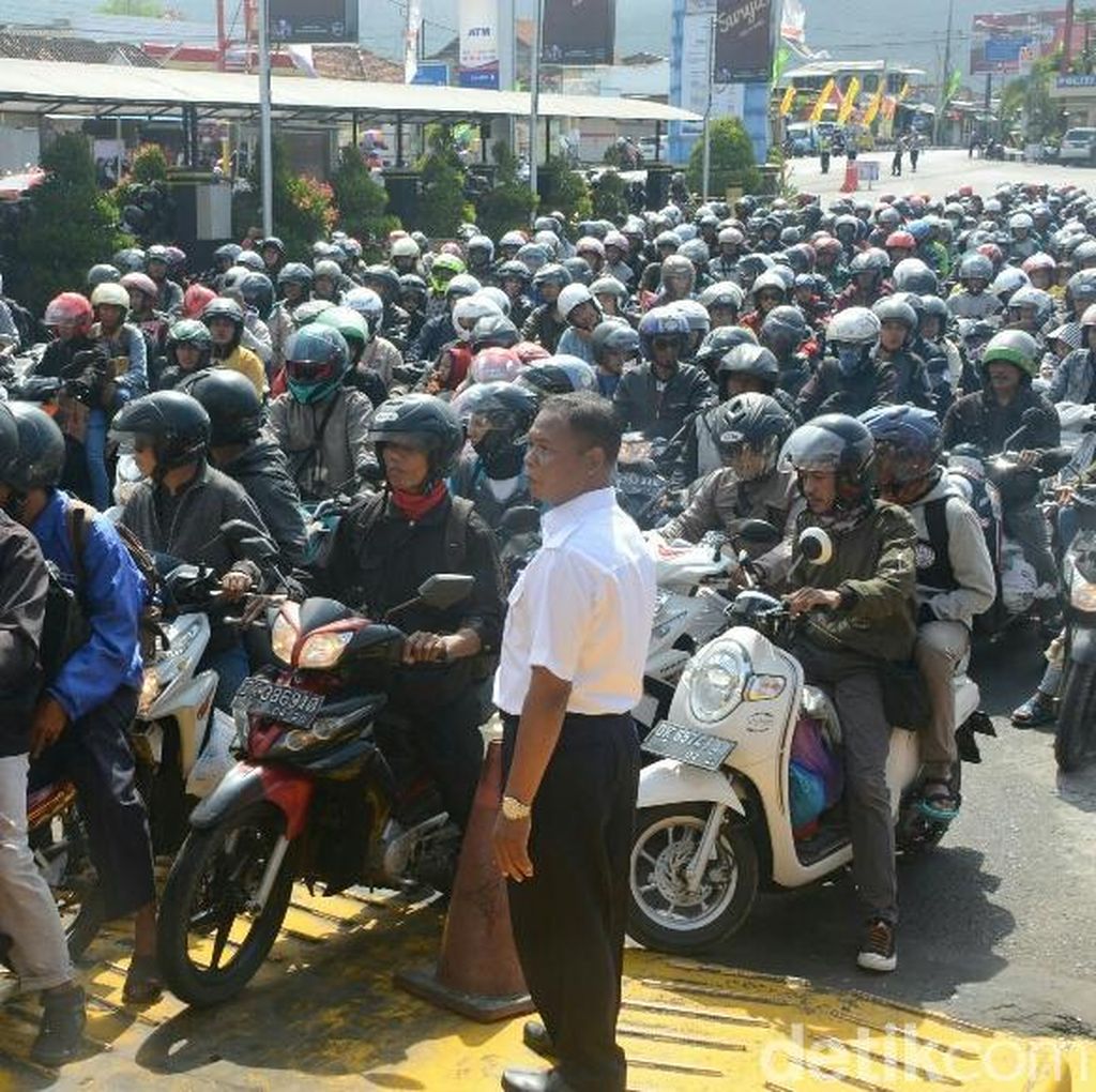 Puncak Arus Balik, Roda 2 Membludak di Pelabuhan Ketapang Puncak Arus Balik, Roda 2 Membludak di Pelabuhan Ketapang