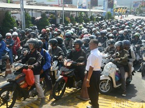 Puncak Arus Balik, Roda 2 Membludak di Pelabuhan Ketapang