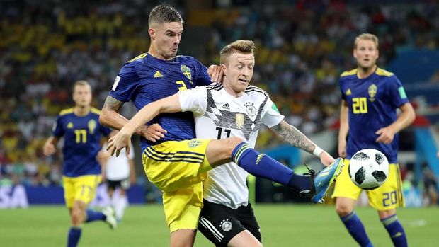 Pemain timnas Swedia Mikael Lustig berduel dengan pemain timnas Jerman Marco Reus, di Fisht Stadium, Sochi, Rusia, 23 Juni.