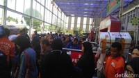 Tak hanya terminal Kedatangan, terminal Keberangkatan juga padat penumpang.  (Azizah/detikcom)