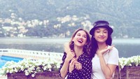 Seperti saat liburan ke Italia, di depan Danau Como mereka berpose centil. Milanne Fernandez menuliskan caption sebagai Sorella per la Vita, dengan hastag sister.  Foto: Instagram/ @ralineshah