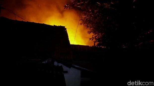 Kebakaran Landa 7 Rumah Warga di Pekalongan