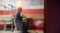 Mereka lalu menunggu untuk masuk ke bilik suara.
