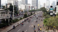 Warga melakukan kegiatan mulai dari bersepeda hingga jalan santai.