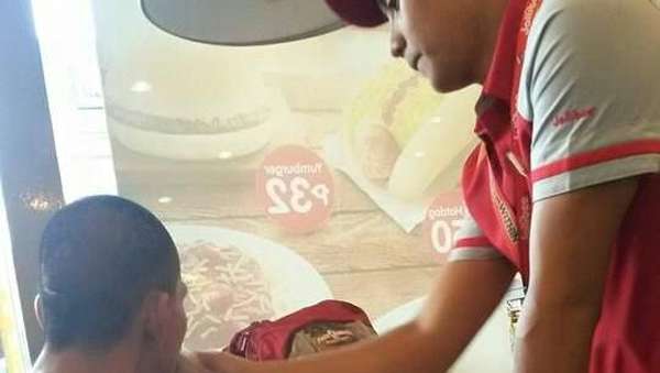 Foto Viral, Pekerja Restoran Suapi Pria Tua Difabel yang Menghangatkan Hati Foto Viral, Pekerja Restoran Suapi Pria Tua Difabel yang Menghangatkan Hati