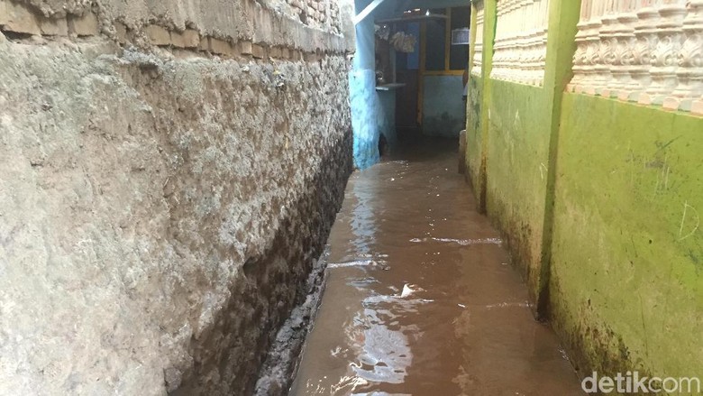 Banjir Landa Kampung Melayu Subuh Tadi Banjir Landa Kampung Melayu Subuh Tadi