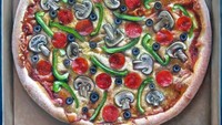 Tidak hanya handal melukis makanan manis saja. Johnson juga mahir membuat lukisan pizza yang realistik, tentunya dengan detail menarik hingga ke bagian kotak. Foto: Mary Ellen Johnson