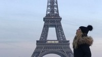 Traveling ke Prancis, tak lengkap kalau belum foto berlatar Menara Eiffel (edurnity/detikTravel)  
