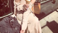“I screeeaammm,” tulis Millane yang sedang cicip es krim buatan Salt and Straw di Los Angeles. Matching ya dengan outfit yang dipakainya? Foto: Instagram millanefernandez