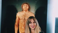 Ia tak jarang traveling mengunjungi aneka objek wisata. Belakangan ini misalnya, Edurne berkunjung ke Museum of Human Evolution di Burgos, Spanyol (edurnity/detikTravel)