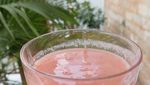 Bergaya Hidup Sehat, Ini Dia Gaya Tika Bravani Saat Minum Jus