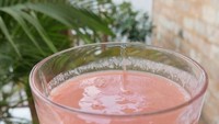 Mengikuti gaya hidup sehat. Tika Bravani sedang gemar membuat jus. Kalau yang ini dibuat dari campuran wortel, raspberry hingga yogurt yang enak. Foto: Instagram @tikabravani