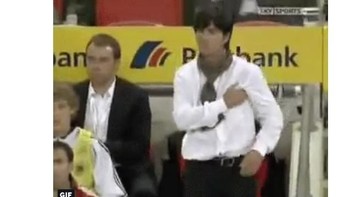 Tapi kalau melihat kebiasaan joroknya Loew, wajar saja pemainnya lebih memilih menang ketimbang harus mencium tangannya. Foto: Meme/Twitter