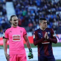 Pemain Serbia Marko Dmitrović menarik perhatian dengan gaya rambutnya di Piala Dunia 2018. Marko yang terlihat sudah mengalamai kebotakan memilih mempertahankan rambutnya yang tipis. Foto: Instagram