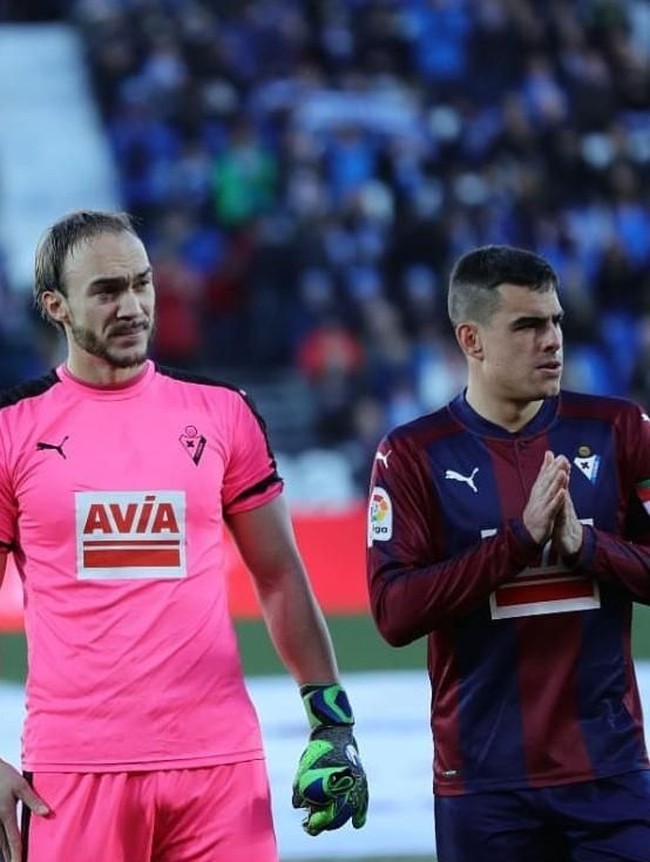 Pemain Serbia Marko Dmitrović menarik perhatian dengan gaya rambutnya di Piala Dunia 2018. Marko yang terlihat sudah mengalamai kebotakan memilih mempertahankan rambutnya yang tipis. Foto: Instagram