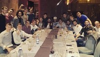 Kalau yang ini, Modric sedang berkumpul bersama dengan teman satu tim dari Madrid. Ramai banget ya. Foto: Instagram @lukamodric10