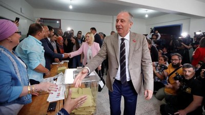 Foto: Ekspresi Ince Penantang Erdogan Saat Memilih di Pemilu Turki