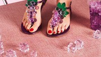 Gimana ya sensasinya jika ada anggur yang tampak segar menghias di sandal? Ya, flat sandal yang satu ini dipenuhi setangkai anggur lengkap dengan daunnya. Foto: instagram @katyperrycollections