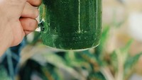 Jus hijau yang dibuat dari campuran sayuran ini memang sangat menyehatkan. Tika dan sang suami, Dimas Aditya pun kompak meminumnya. Foto: Instagram @tikabravani