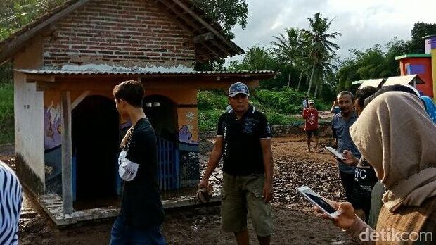 Musala ini masih beriri di pinggir bantaran sungai meski tersapu banjir bandang