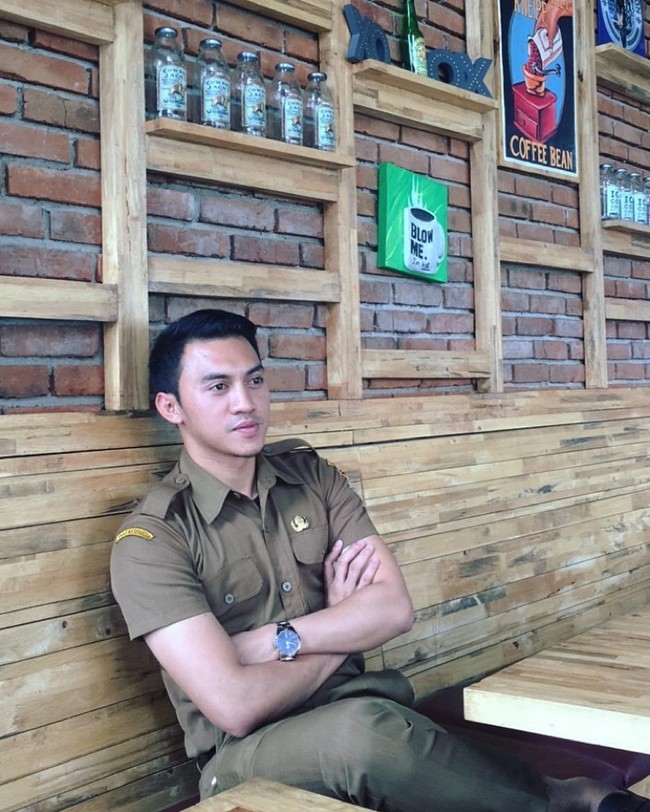 Di channel Yotube-nya, Junna juga menunjukkan bakat lainnya, yakni bernyanyi. Tak hanya ganteng, suaranya juga merdu. Foto: dok. Instagram (Junnaaditya_mr)