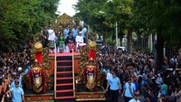 Presiden Jokowi mengikuti pawai dengan didampingi Ibu Negara Iriana Joko Widodo dan Gubernur Bali I Made Mangku Pastika. Antara Foto/Wahyu Putro.