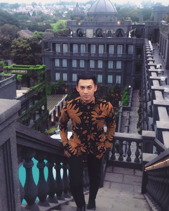 PNS menjadi pekerjaan utamanya, selain mengabdi untuk negara, dia juga seorang penyiar radio dan MC. Foto: dok. Instagram (Junnaaditya_mr)