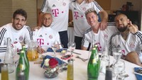 Ia juga menjadi pemain klub Jerman, Bayern Munich. Ini aksi James bersama tim bolanya saat makan di Qatar. Foto: Instagram jamesrodriguez10