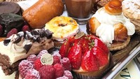 Deretan dessert juga bikin Millane ngiler. Katanya, “My eyes says it’s diet food.” Ah, bisa aja! Foto: Instagram millanefernandez