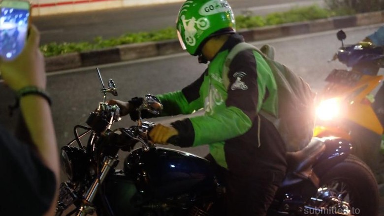Ojol Naik Moge Foto: Pasangmata/Ardi Rosyadi Ojol Naik Moge Foto: Pasangmata/Ardi Rosyadi