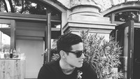 Kali ini James mengunggah foto hitam putih. Menampilkan sosoknya saat makan di Munchen. Foto: Instagram jamesrodriguez10
