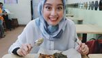 Cantiknya Ekspresi Gitasav, Kim Ji Won Versi Indonesia Ketika Melahap Burger