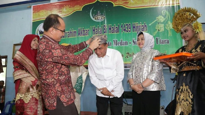 Cagub Edy Dinobatkan Jadi Warga Kehormatan Ikatan Keluarga Bayur