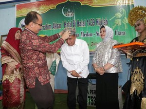 Cagub Edy Dinobatkan Jadi Warga Kehormatan Ikatan Keluarga Bayur