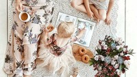 Duh, ngumpul bareng sambil baca buku cerita aja camilannya donat! Christine sendiri memadukan secangkir kopi dengan donat. Foto: Instagram christine_simplybloom