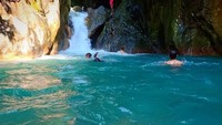 Sesuai namanuya, Leuwi Hejo memiliki air dengan warna kehijauan yang cantik. Jadi sangat cocok untuk traveler yang mau melepas penat. (Idris Hasibuan/dTraveler)