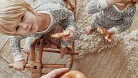 Ah, mudah sekali ya membuat sang anak bahagia. Hanya tinggal diberi donat, ekspresi menggemaskan seperti ini sudah terpancar dari wajah mereka. Foto: Instagram christine_simplybloom