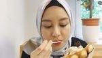 Cantiknya Ekspresi Gitasav, Kim Ji Won Versi Indonesia Ketika Melahap Burger