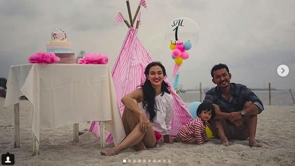 Serunya Ultah Anak Atiqah Hasiholan-Rio Dewanto di Pantai