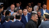 Erdogan disambut pendukungnya usai memilih di Pemilu Turki. 