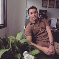 Junna bekerja di kantor Pemda Bandung Barat. Pria berwajah manis ini sering membagikan fotonya di Instagram dengan seragam coklat khas PNS. Foto: dok. Instagram (Junnaaditya_mr)