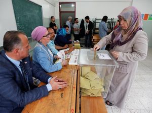 Foto: Warga Turki Ramai-ramai ke TPS untuk Pilih Presiden