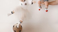 Euforia Piala Dunia juga dirasakan keluarganya. Ia memakaikan dua anaknya baju bola Jerman sebagai bentuk dukungannya pada tim nasional tempatnya dilahirkan. Tak ketinggalan makanan kesukaannya. Ya, donat! Foto: Instagram christine_simplybloom
