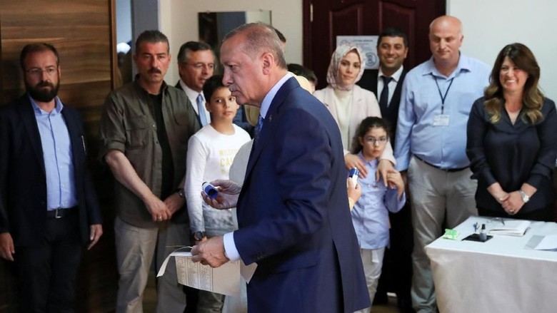Memilih di Istanbul, Erdogan: Demokrasi di Turki Berkembang Memilih di Istanbul, Erdogan: Demokrasi di Turki Berkembang