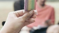 Berlatar foto suami yang di blur. Tika Bravani pun memberi ucapan selamat setahun dengan kue warna-warni. So sweet! Foto: Instagram @tikabravani