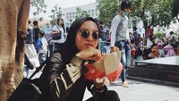 Begini gaya makan nasi bungkus penulis buku Rentang Kisah  di dekat museum Fatahillah, Jakarta. Foto: Instagram gitasav
